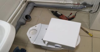 Установка напольного унитаза в Кирово-чепецке: монтаж под ключ от СантехДомКрв от 5129 рублей.